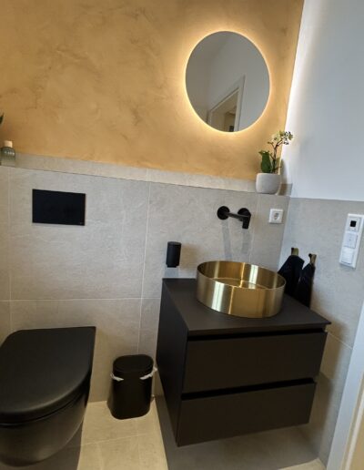 Modernes Bad mit goldenem Waschbecken
