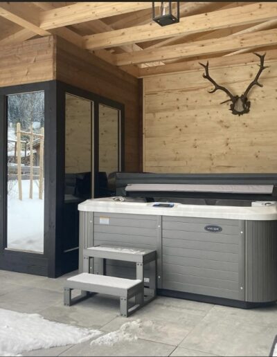 Whirlpool auf der Veranda eines Chalets