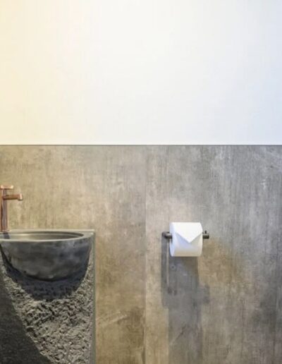 Extravagantes Waschbecken mit Naturstein