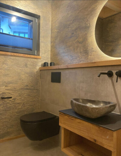 Extravagantes Gäste-WC mit schwarzer Kloschüssel